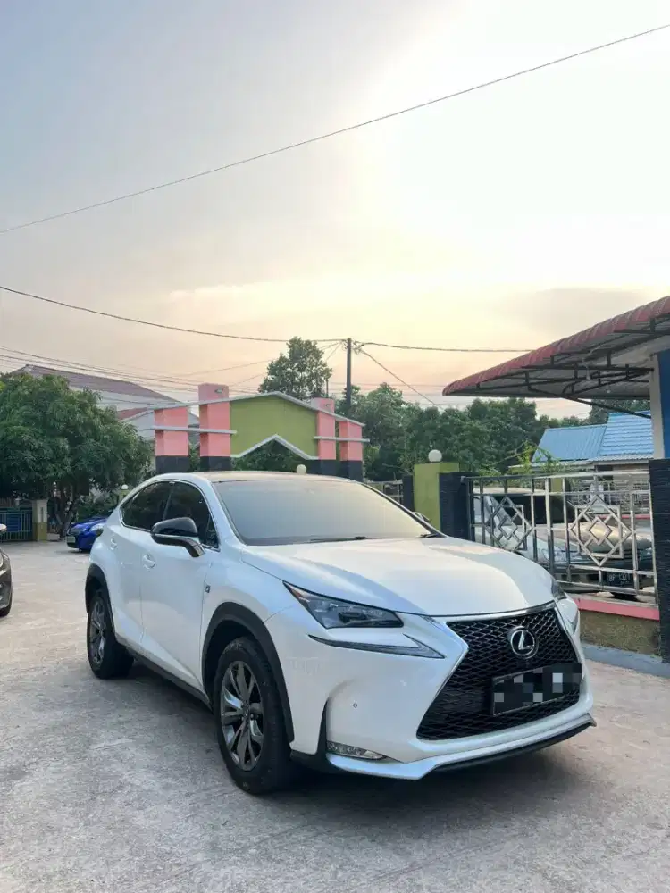 Lexus NT 200 T.