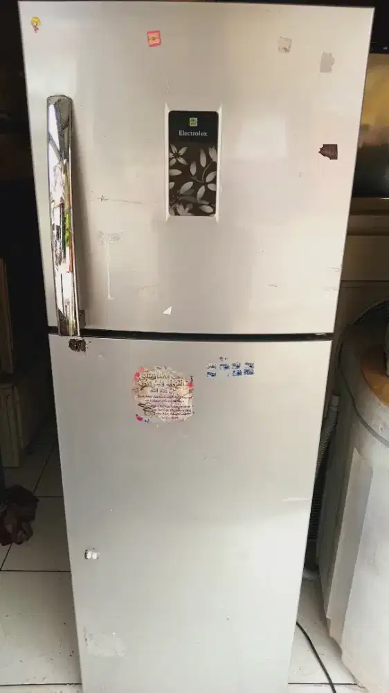 Kulkas 2 pintu merk elektrolux
