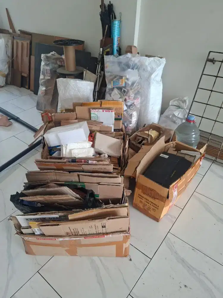 Kiloan kardus, buku, kertas, btl plastik, besi, kaleng alumunium, besi