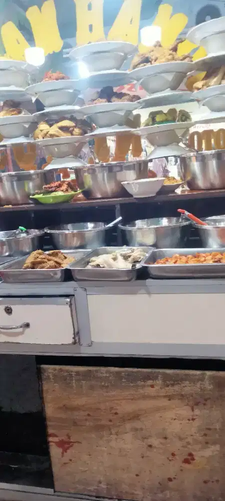 di butuhkan pelayan wanita usia 25/30 untuk di rumah makan padang,