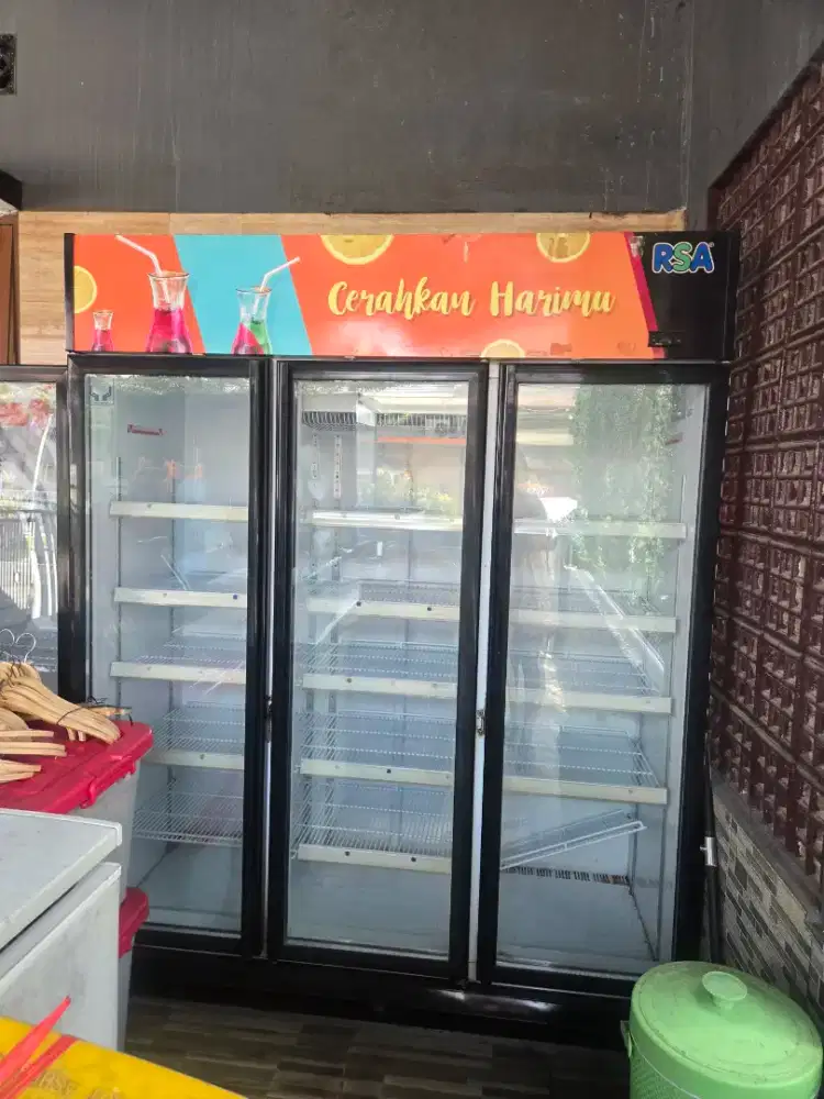 Showcase RSA 3 pintu bekas seperti baru