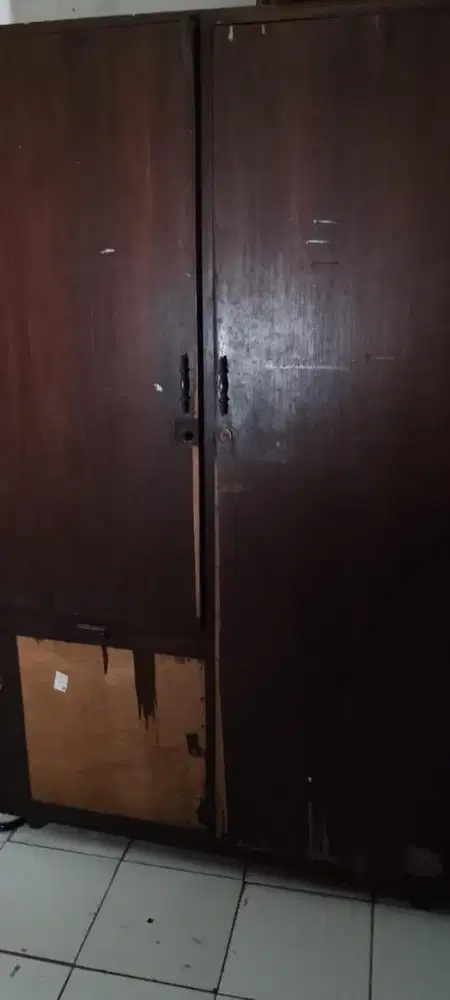lemari jati seperti difoto