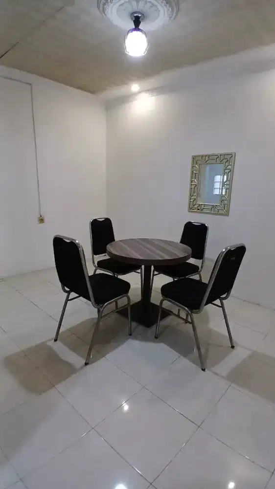 Dikontrakkan rumah 1,5 lantai strategis