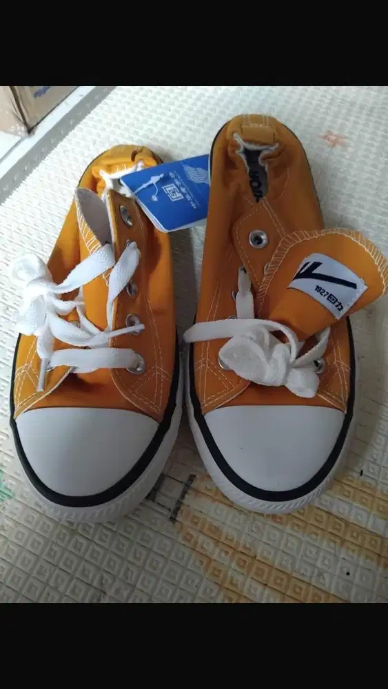 sepatu snekers warna kuning