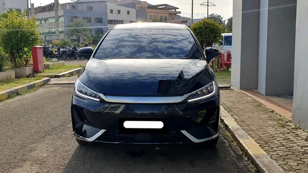 Byd m6 standar ev 7seater 2024 hitam