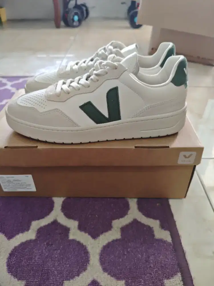 Veja V-90 Leather
