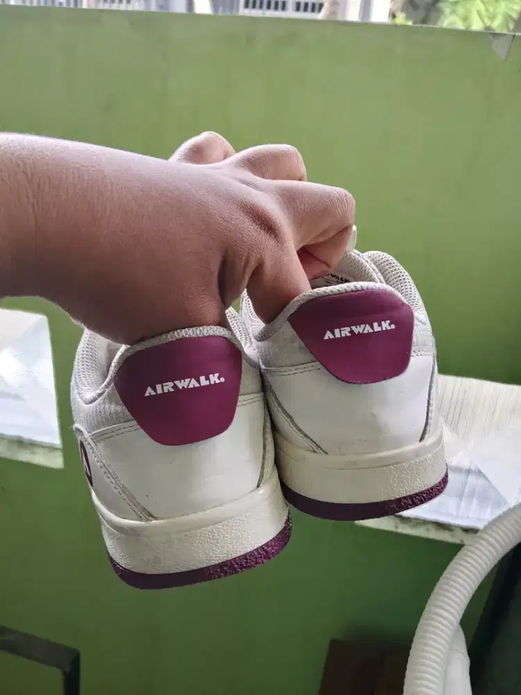 Sepatu putih air walk