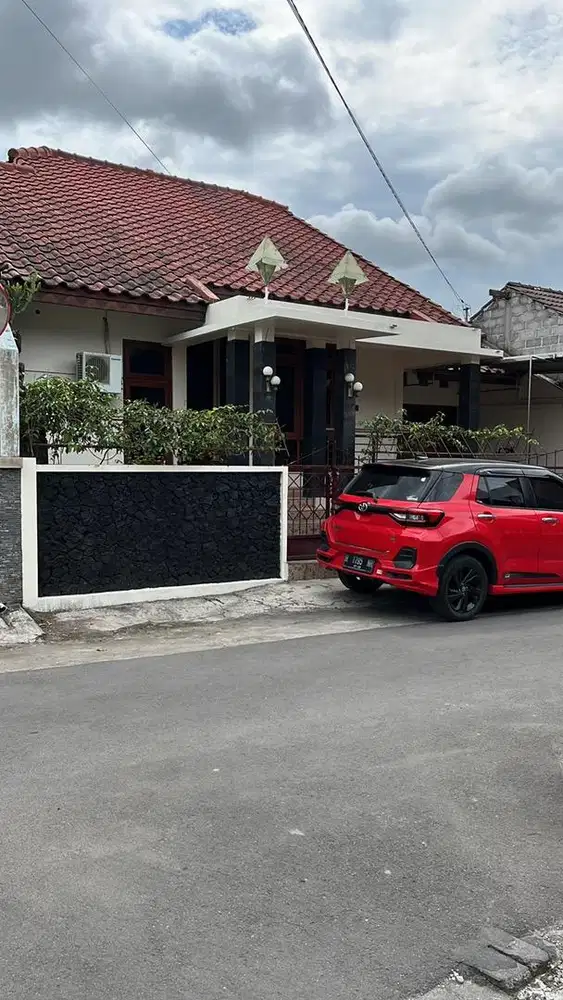 Disewakan rumah, luas 5 kamar tidur, semi furnished, kulkas, 3ac, mcci