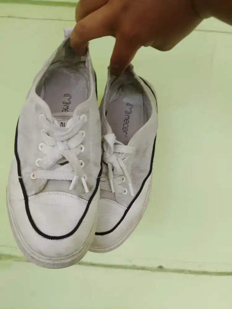 Sepatu putih strip hitam