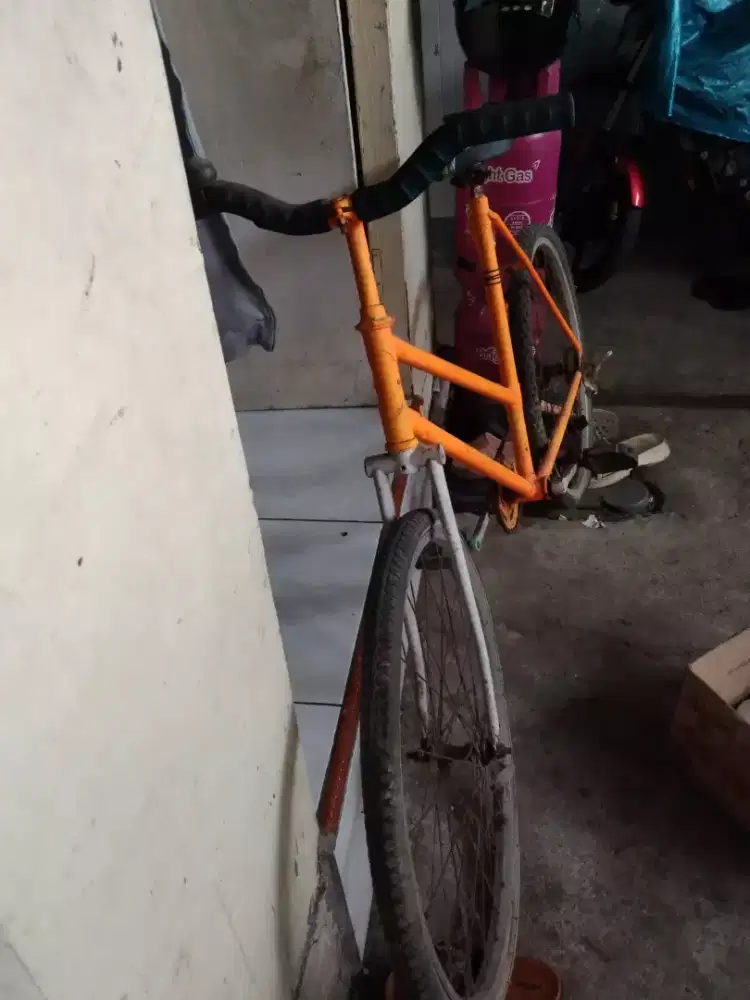 Sepeda antik nganggur lama