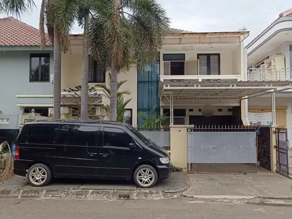 Dijual Cepat Rumah 3 Lantai Full Furnish di Taman Modern Cakung JakTim