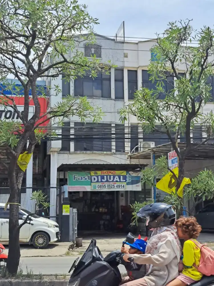Ruko 3 1/2 lantai Jalan utama ke Lippo Cikarang