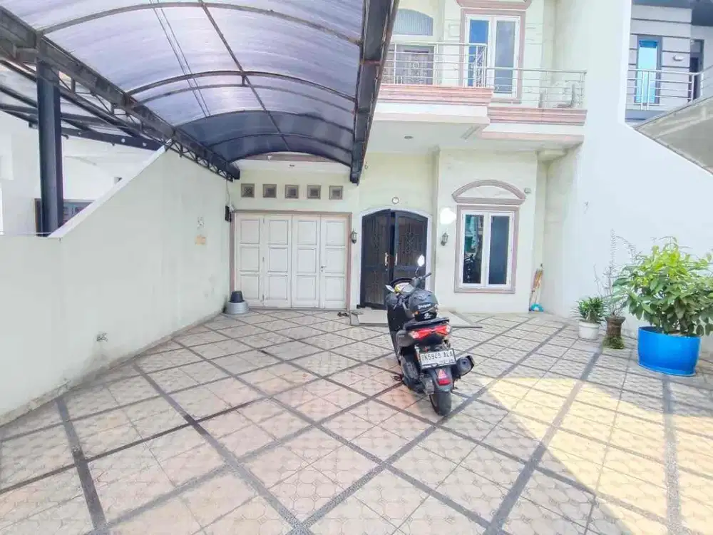 Lebar 8 m, Lokasi Strategis. Rumah Siap Huni