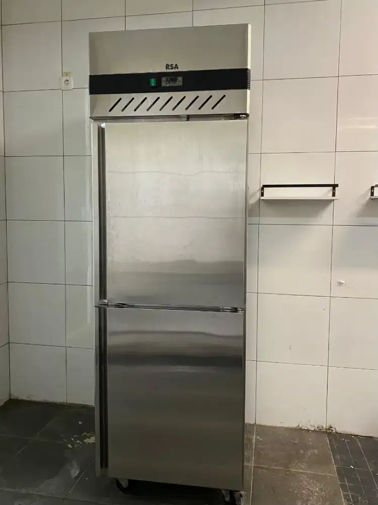 RSA XRF-500-2D UPRIGHT FREEZER