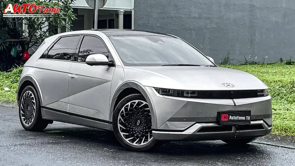 Hyundai Ioniq 5 Signature Long Range Gravity Gold Matte On Black NIK 2