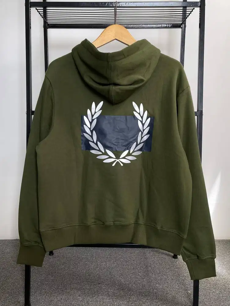 FRED PERRY LAUREL WREATH BACK PRINTED SWEATSHIRT HOODIE - OLIVE (M)