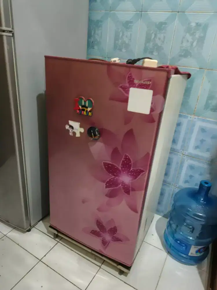 Kulkas 1pintu sharp kirei Siap pakai, no minus.
