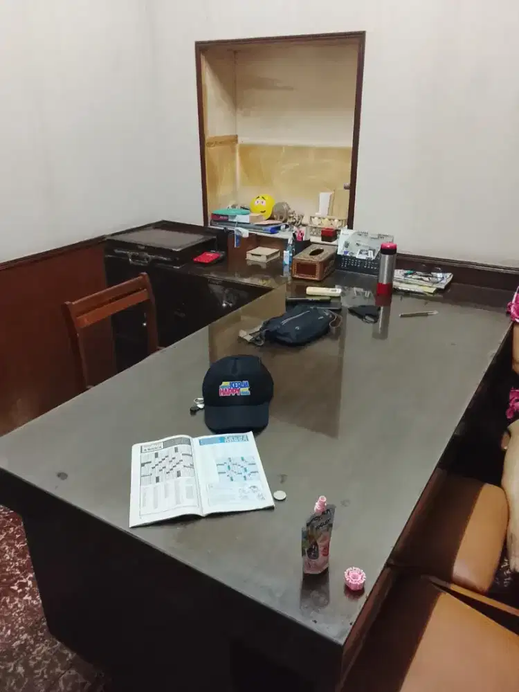 Meja kantor tempahan