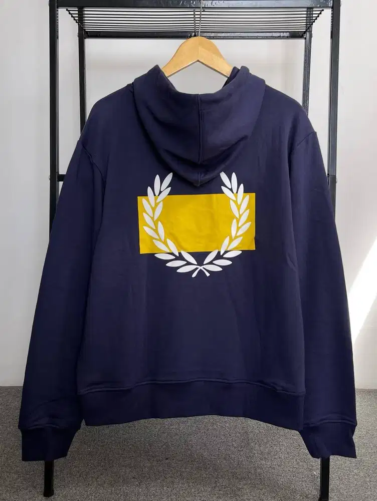 FFRED PERRY LAUREL WREATH BACK PRINTED SWEATSHIRT HOODIE - NAVY (M)