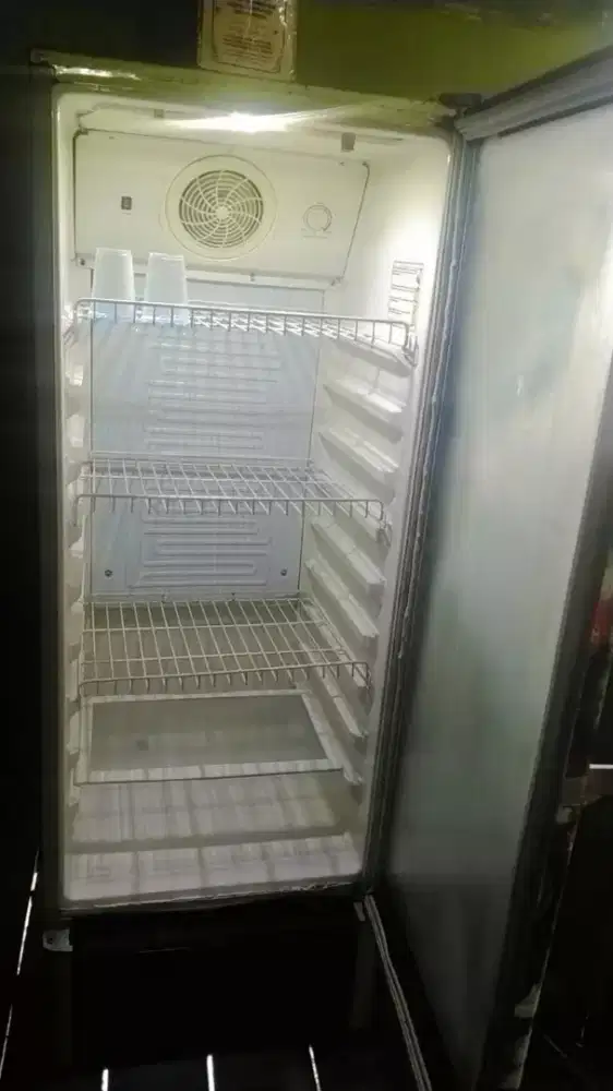 Showcase /pendingin minuman polytron.