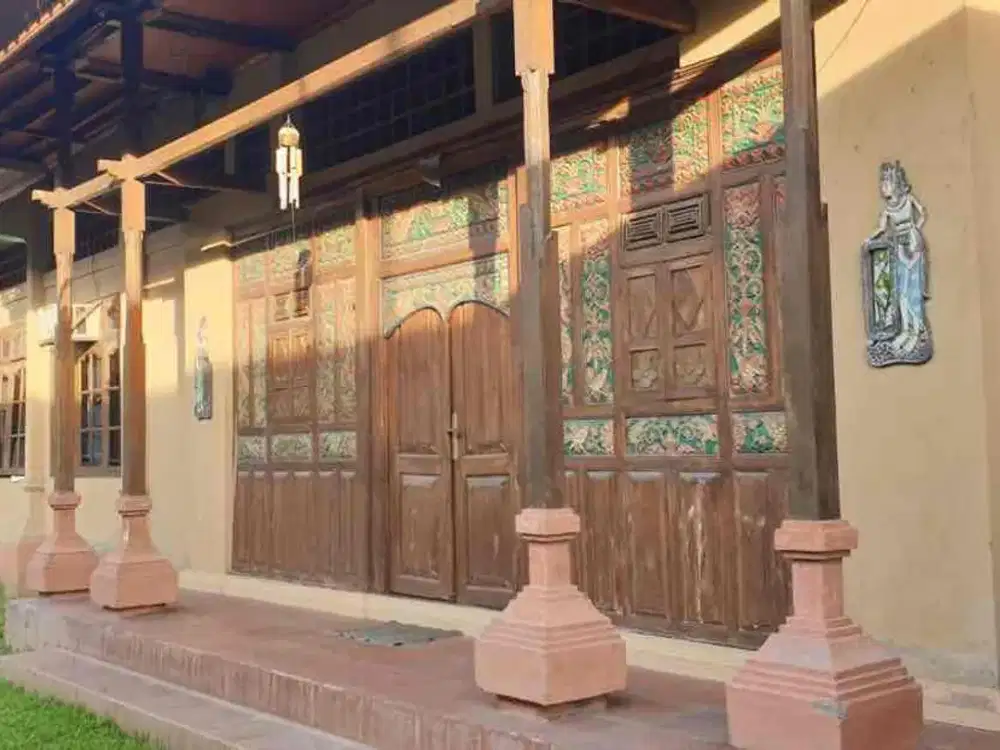 Dijual Rumah Besar 
Letak strategis jalan kaki ke Living World Mall Denpasar
Lokasi jln Kenyeri, Tonja, Gatsu Timur, Denpasar, Bali