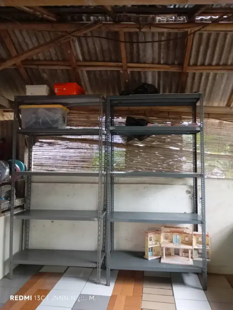 Rak besi 5 tingkat ada 2 buah borongan aj LG Bu