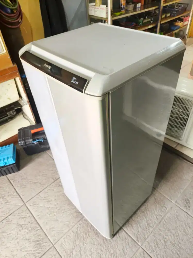 Unit kulkas type 1 pintu merk Sanyo dingin bagus bergaransi
