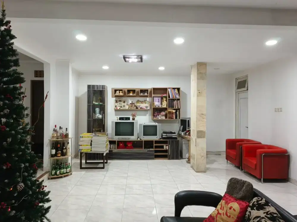 DIJUAL RUMAH BAGUS SEMI FURNISH HADAP TENGGARA HARGA TERMURAH DI TAMAN PALEM LESTARI