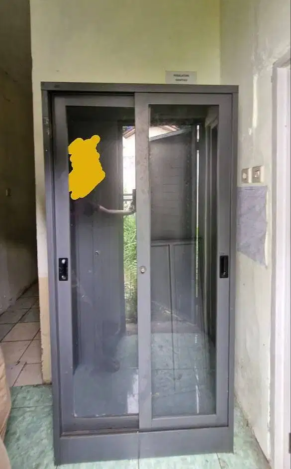Lemari Besi Penyimpanan Dokumen Barang Kaca Slider Seperti BARU