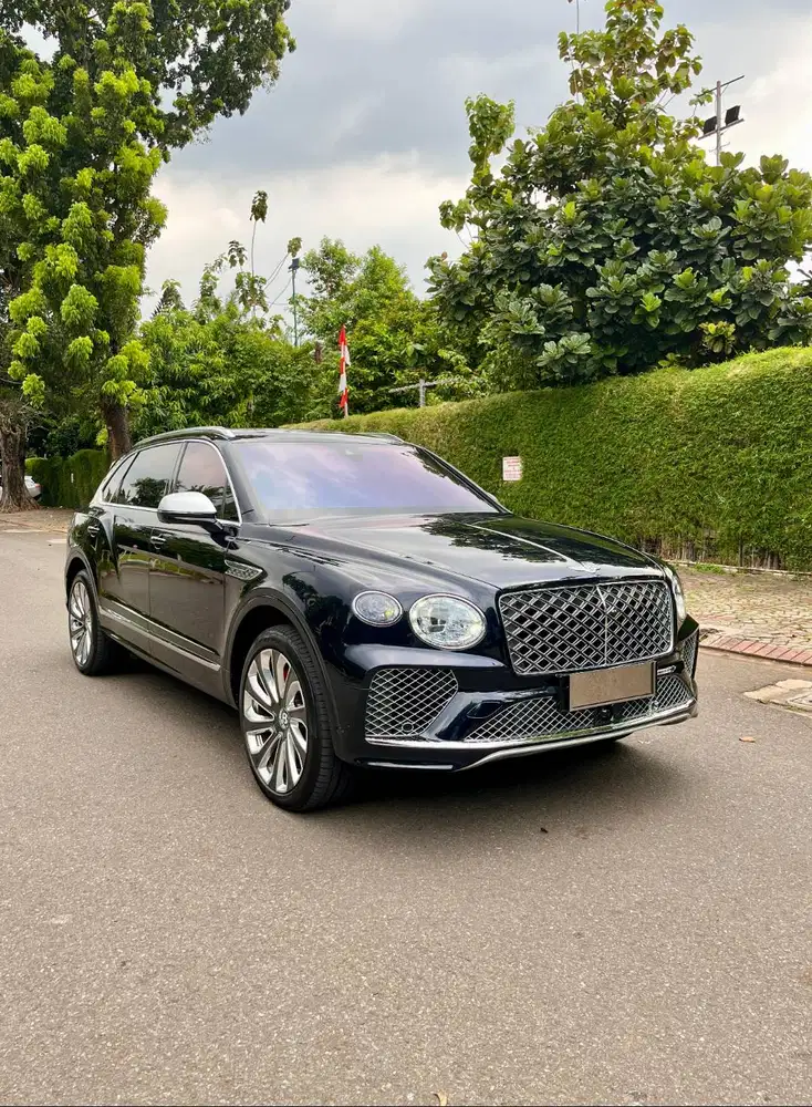Bentley Bentayga EWB V8 2+2  Black Mulliner Edition 2024
