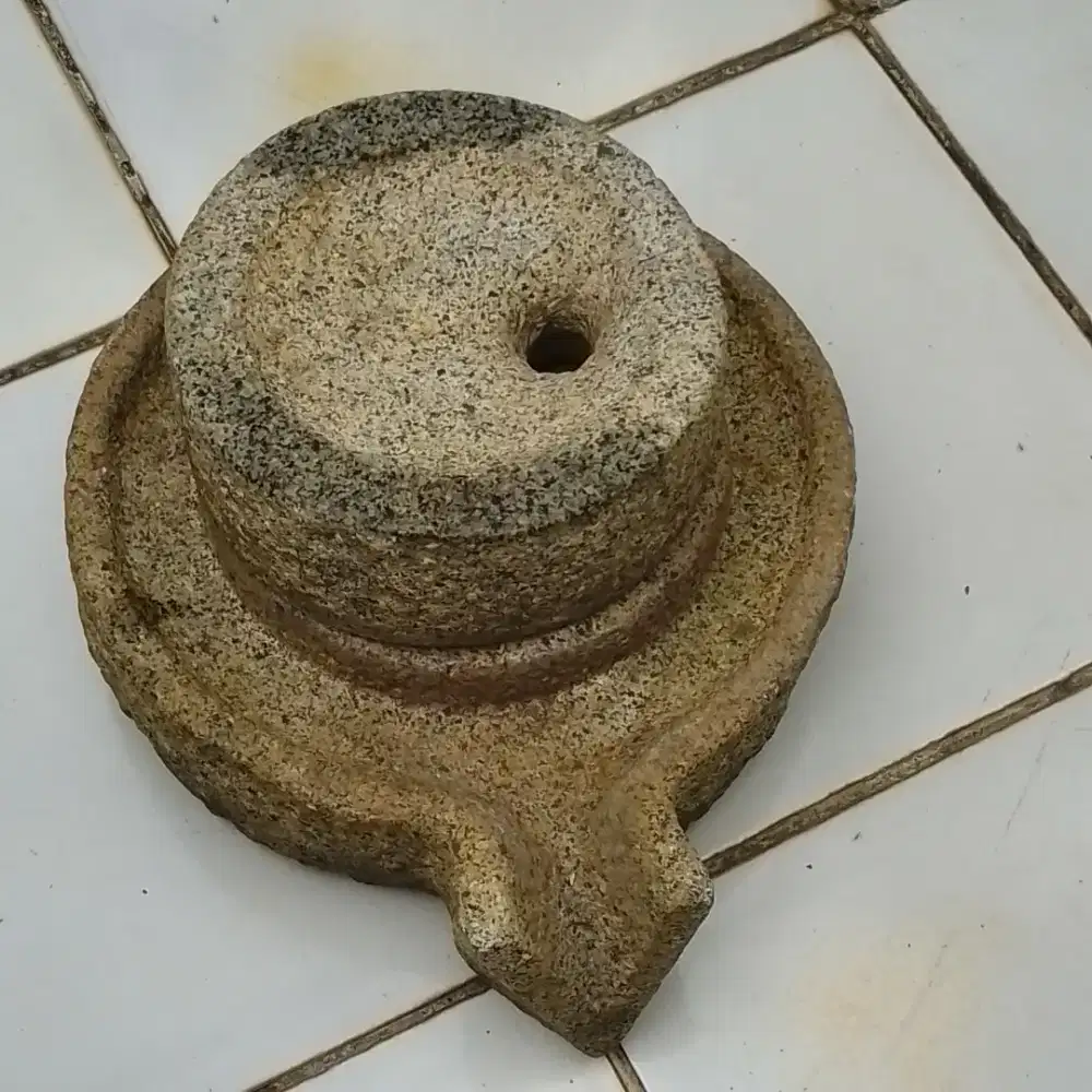 Barang antik batu iser tepung beras