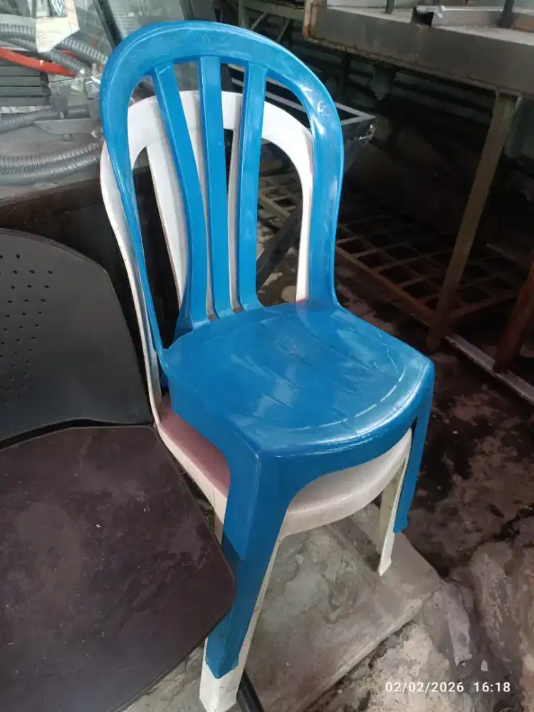 Kursi plastik bekas