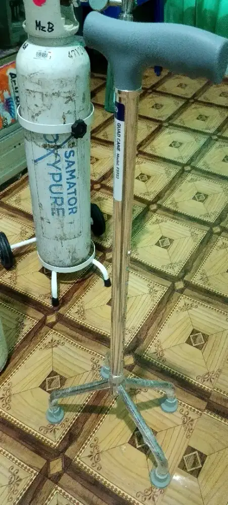 Tongkat alat bantu jalan lansia