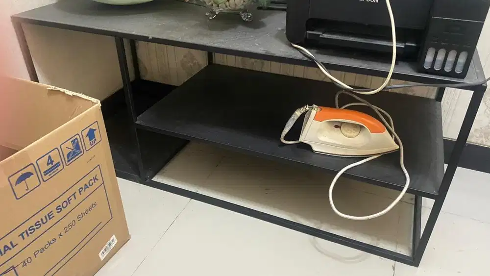 Meja besi hitam informa