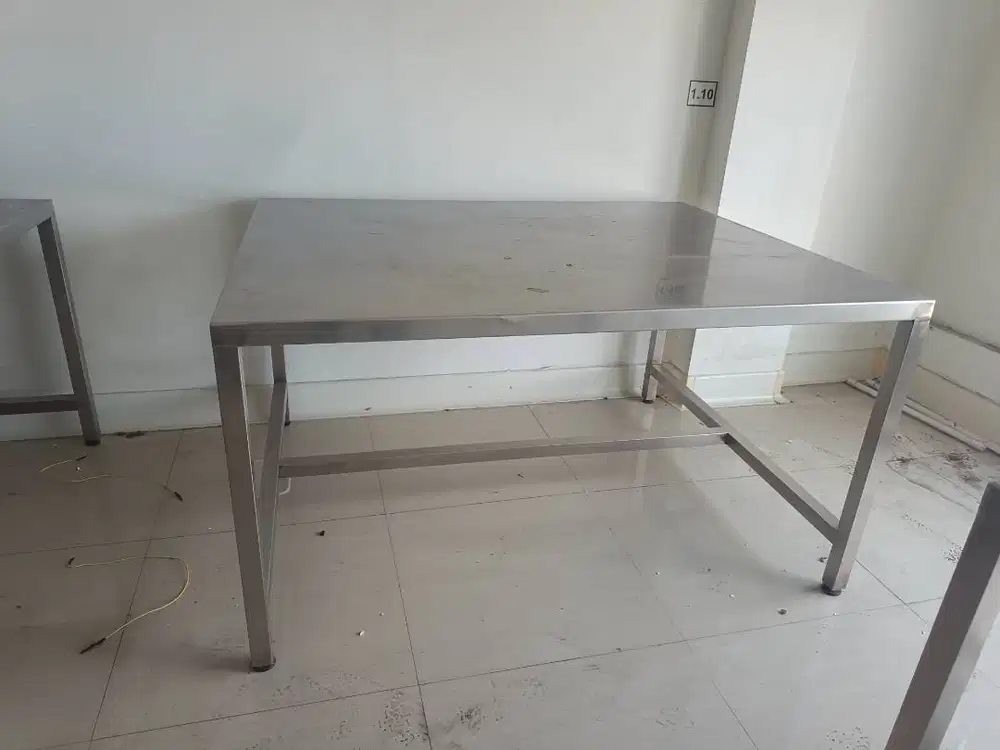 Dijual Bekas Meja Stainless 111 x 140 x 75,5 cocok utk resto / kantor