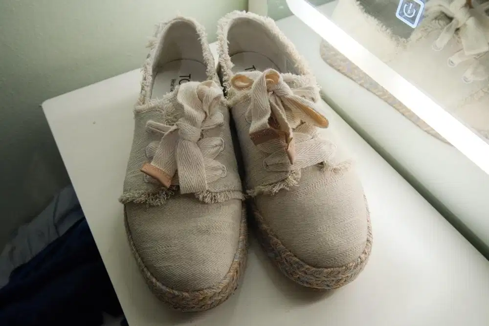 Preloved TOMS Carolina Lace-Up espadrille sneakers