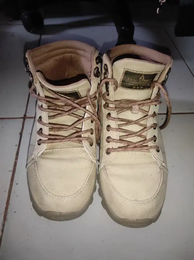 Sepatu sneakers boats, merk Aerostreet, ukuran 41