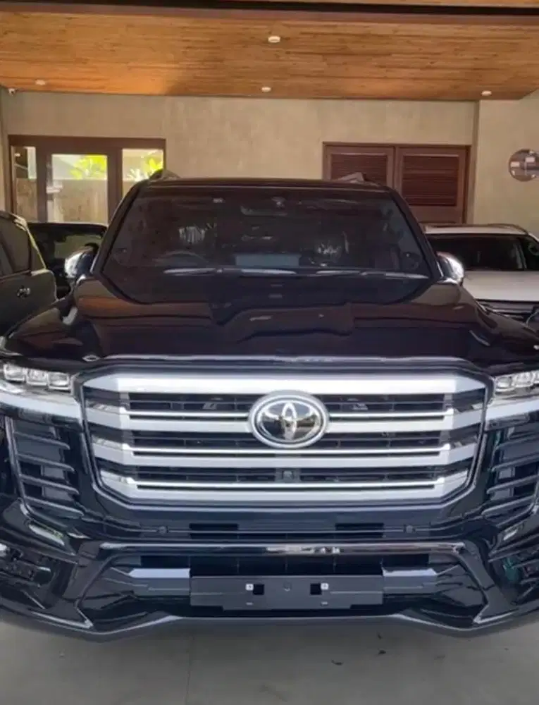 Toyota land cruiser 300 AT 2023