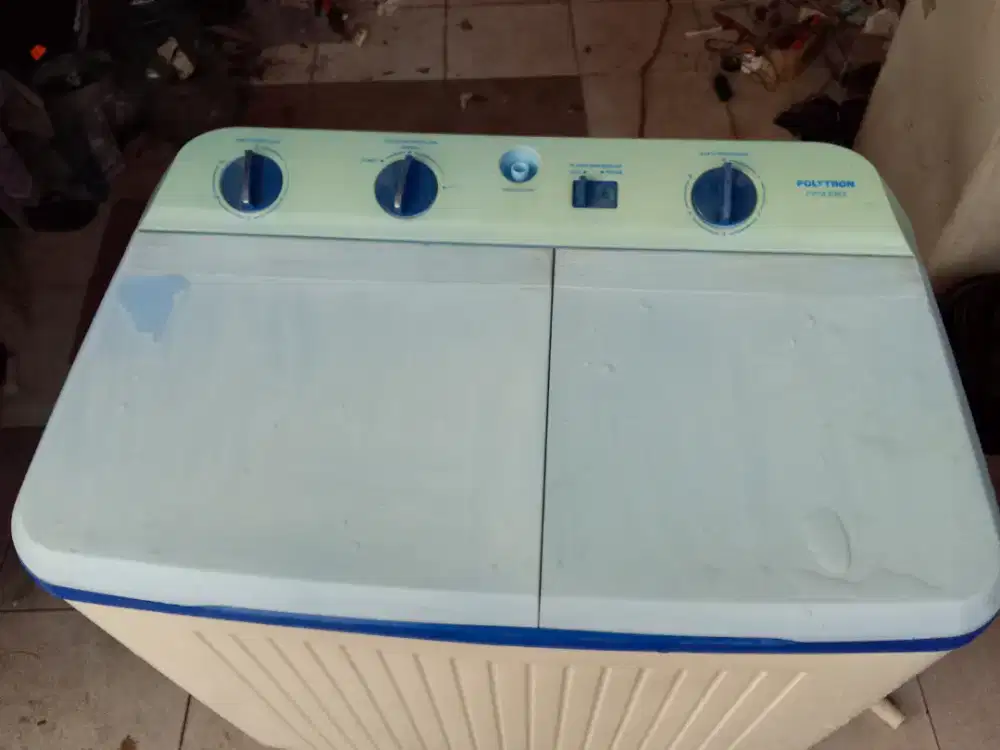 Mesin cuci 2 lubang merek polytron 8'8 kilo normal bagus