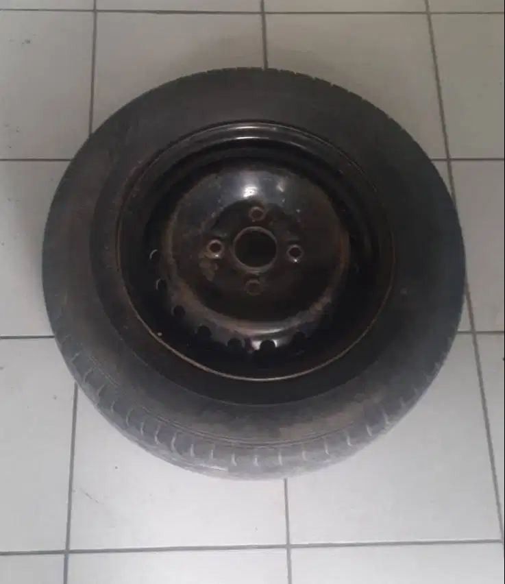 Ban serep mobil R14 kaleng layak pakai