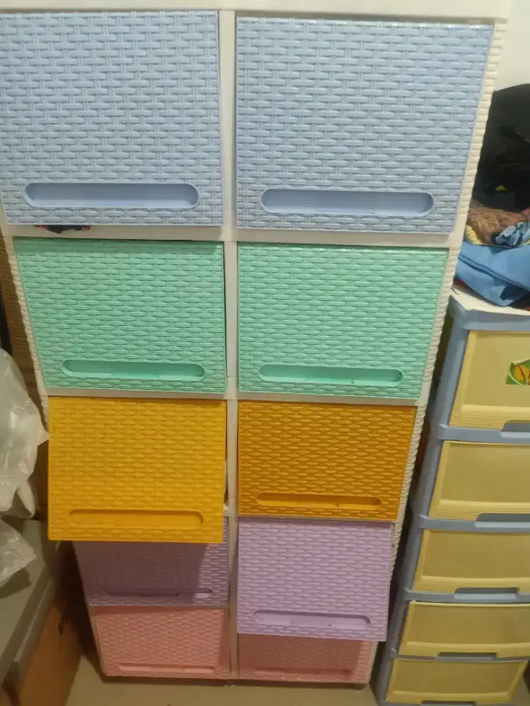 Lemari plastik warna warni