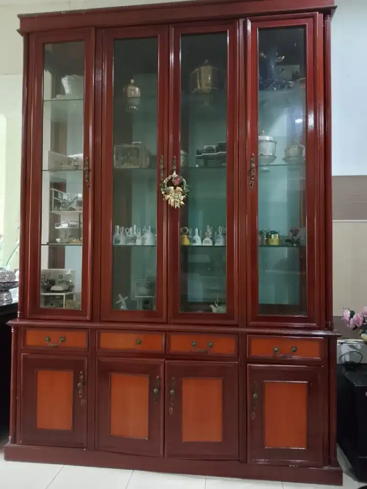 Lemari pajangan (display cabinet)