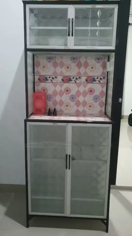 Lemari Makan dan Piring