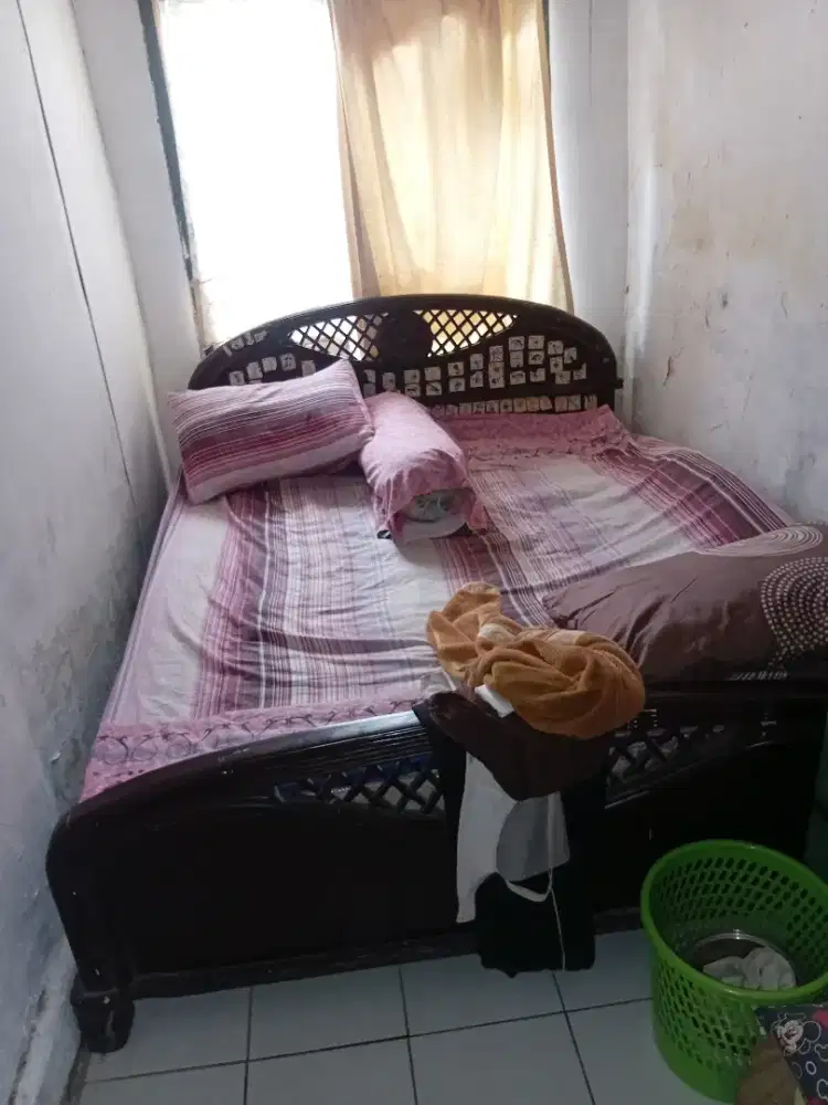 Jual tempat tidur jati jadul BU buat bayar spp anak sekolah dibonusan