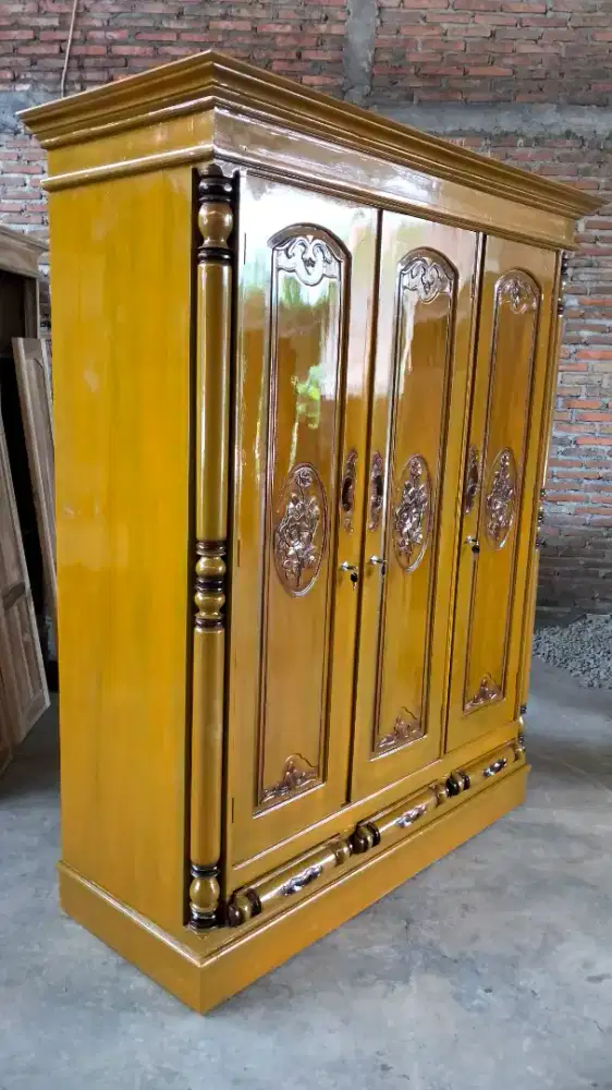 Lemari tiga pintu jati