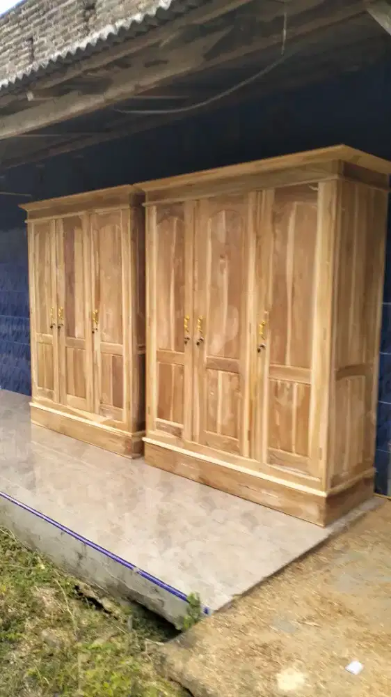 Lemari tiga pintu jati