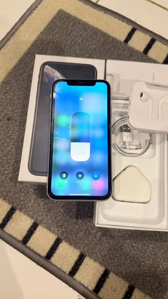 Iphone Xr White 64GB Lengkap Terdaftar