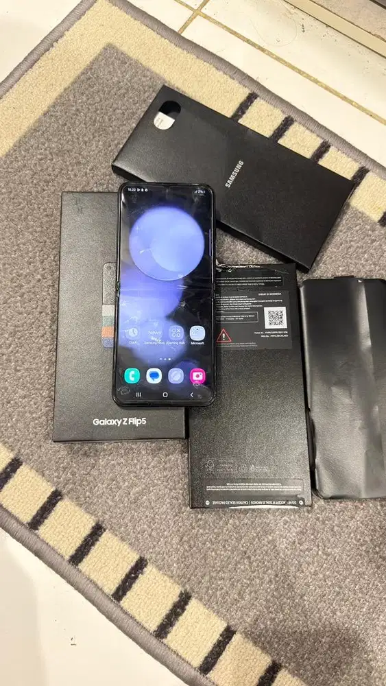Samsung Z Flip 5 Grey 5G 8/512GB SEIN Lengkap ada tompel