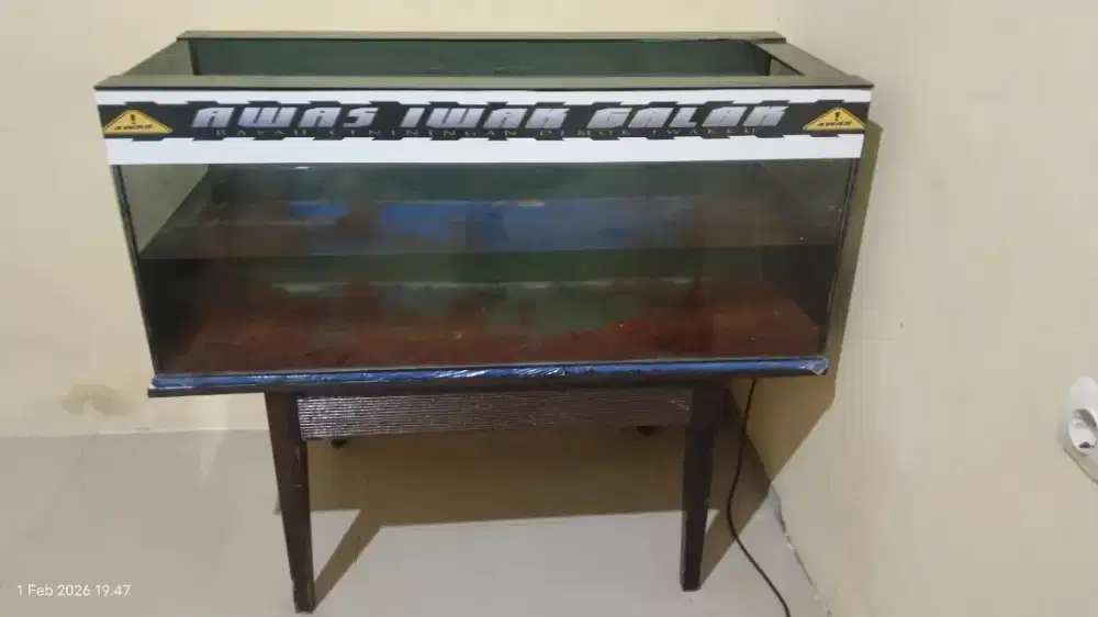 Aquarium 97.40.40 + meja + pasir (kana kiri riben ga terlalu gelap)