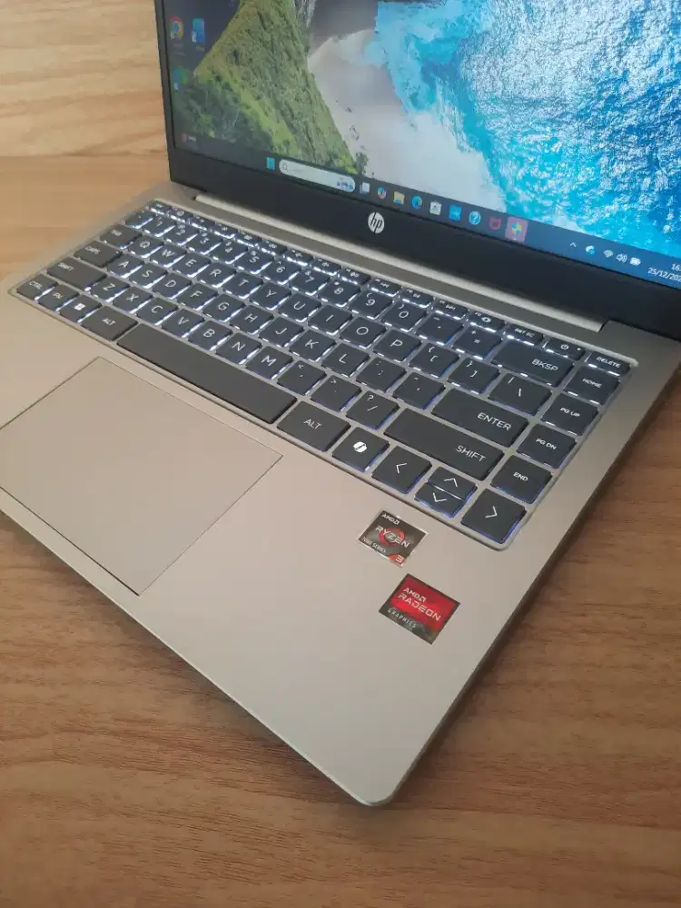 Hp 14-EM0321AU 
Ryzen 3 7320, ram 8gb, 512gb, 14in fhd, w11+ohs